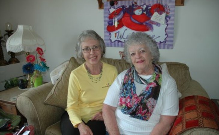 seniors-helping-seniors-46176-1234850_2