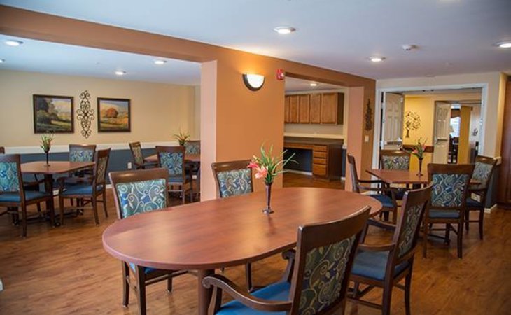 maple-hill-senior-living-55109-1366444_2