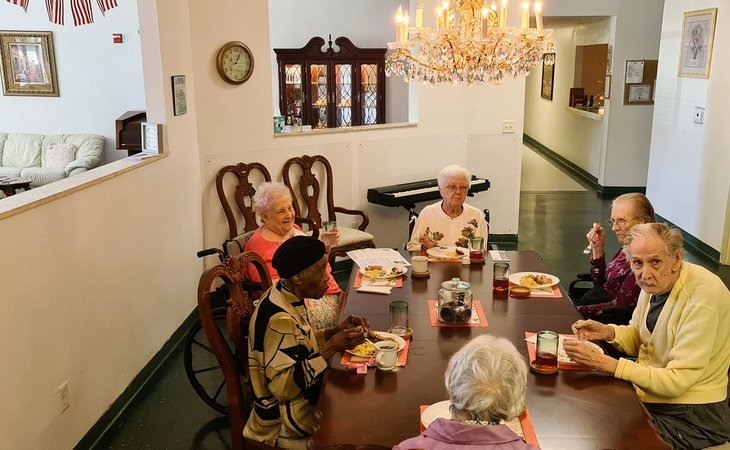 crown-assisted-living-32168-32800_10