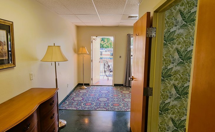 crown-assisted-living-32168-32800_3