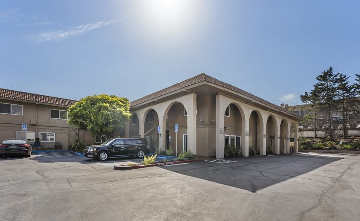 serra-highlands-senior-living-94015