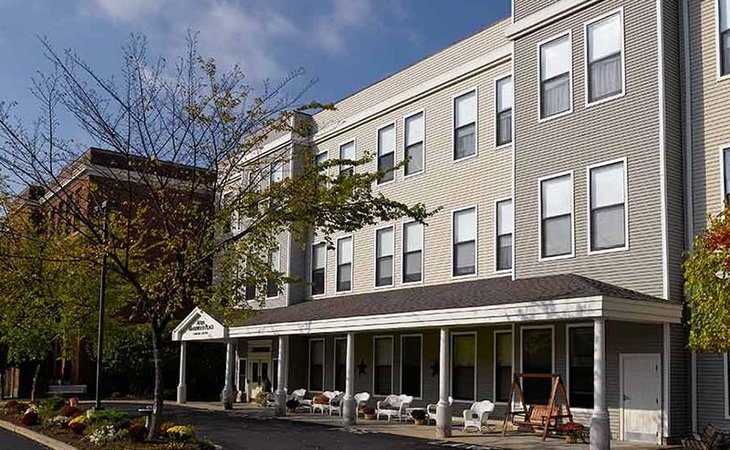 holiday-maplewood-place-02148-1201843_13