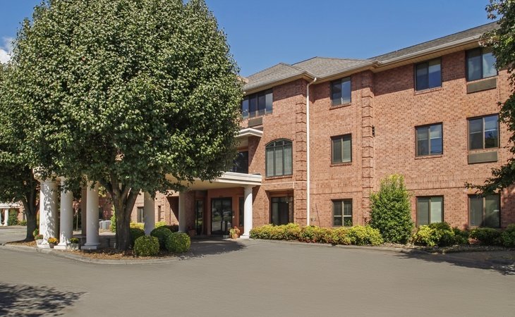 holiday-forsyth-court-27106-1202303_1