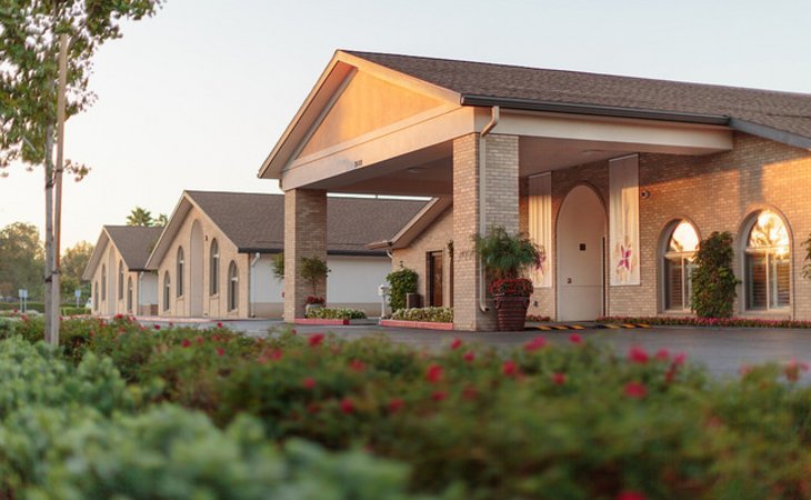 arlington-gardens-care-center-92505
