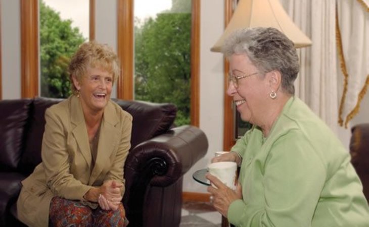 seniors-helping-seniors-63122-1233342_2