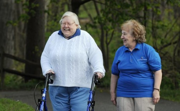 seniors-helping-seniors-63122-1233342_4