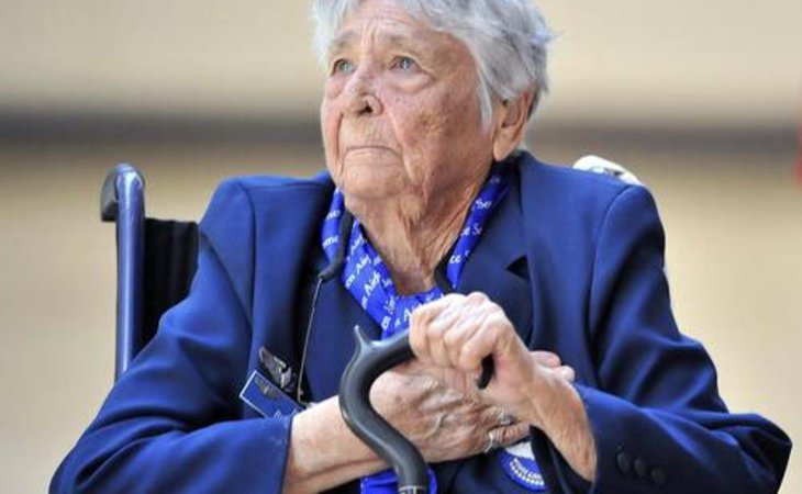 seniors-helping-seniors-92618-1236835_3