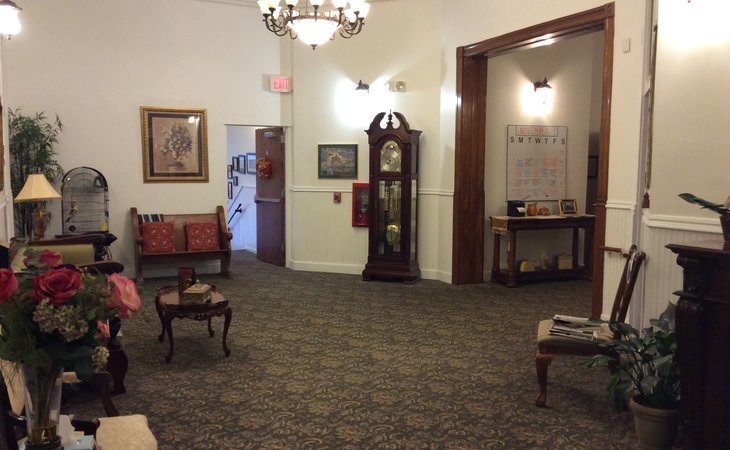 ahva-living-of-east-dubuque-61025-1238209_2