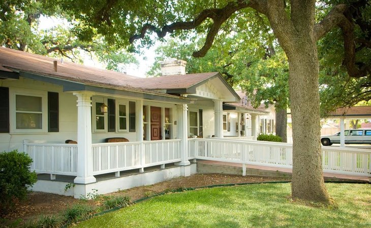 210-qualls-assisted-residence-78629