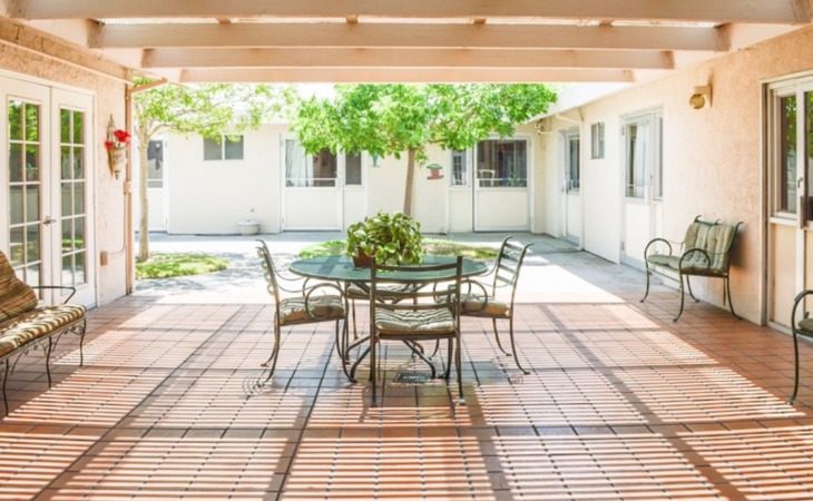 courtyard-terrace-95825-1306187_2