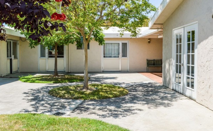 courtyard-terrace-95825-1306187_7