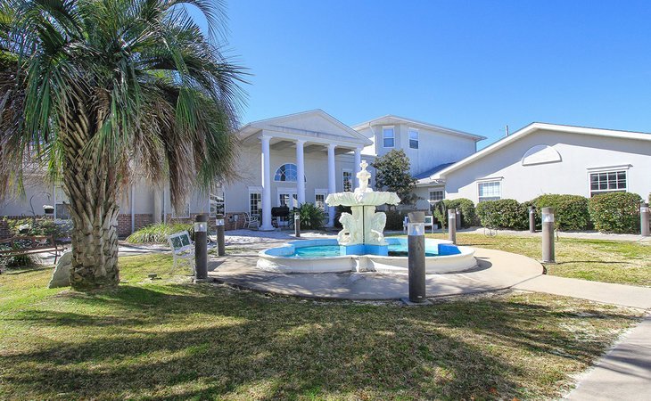 gulf-breeze-courtyard-closed-32563