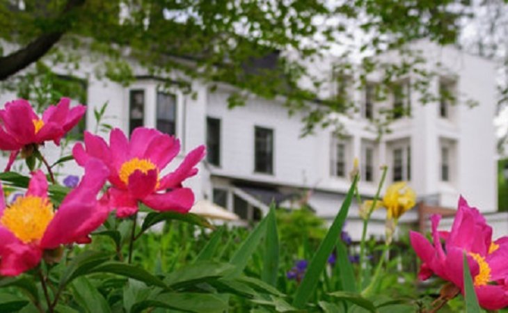 bradley-house-at-garden-path-elder-living-05301-1378787_1