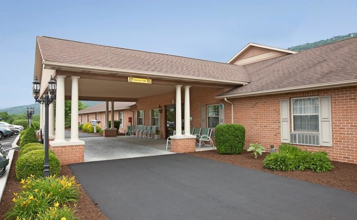 colonial-courtyard-at-bedford-15522-1431637_2