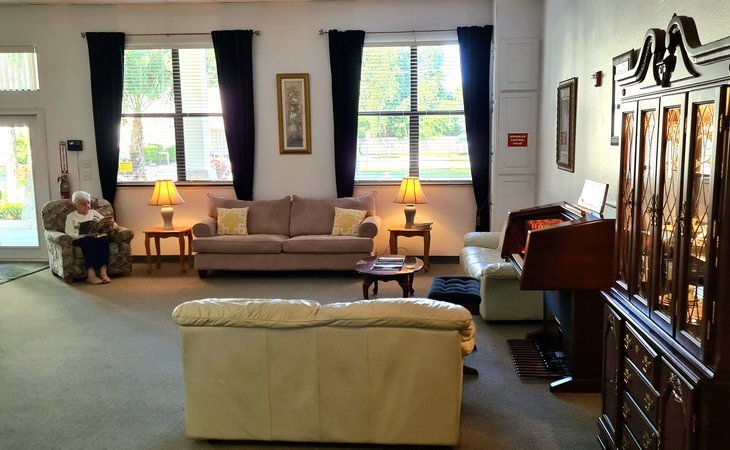 crown-assisted-living-32168-1448958_7