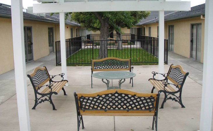 lakewood-gardens-90242
