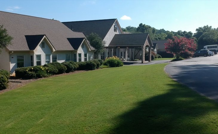 goldencrest-assisted-living-at-morrow-30260