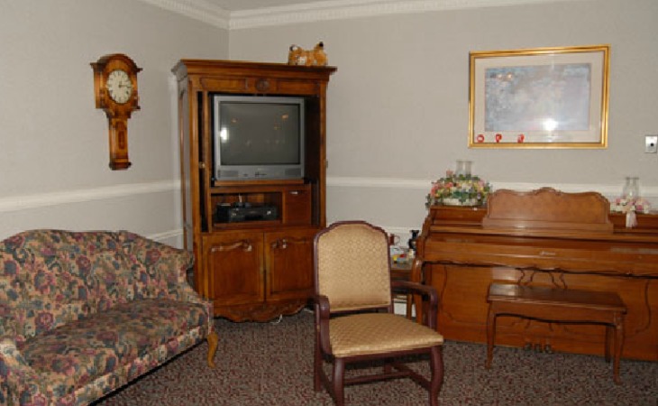 golden-livingcenter-the-elmhurst-02176-6041_2