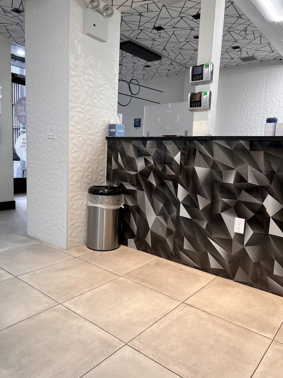 521 W 42nd St Apts