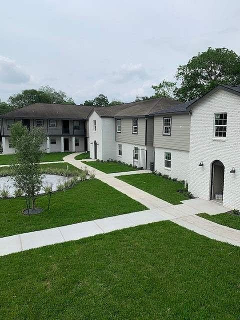 Bay Colony Apts