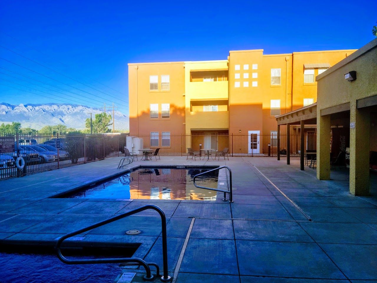 El Paseo Apts