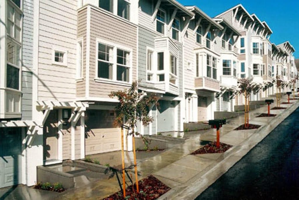 Helzer Courts Apts