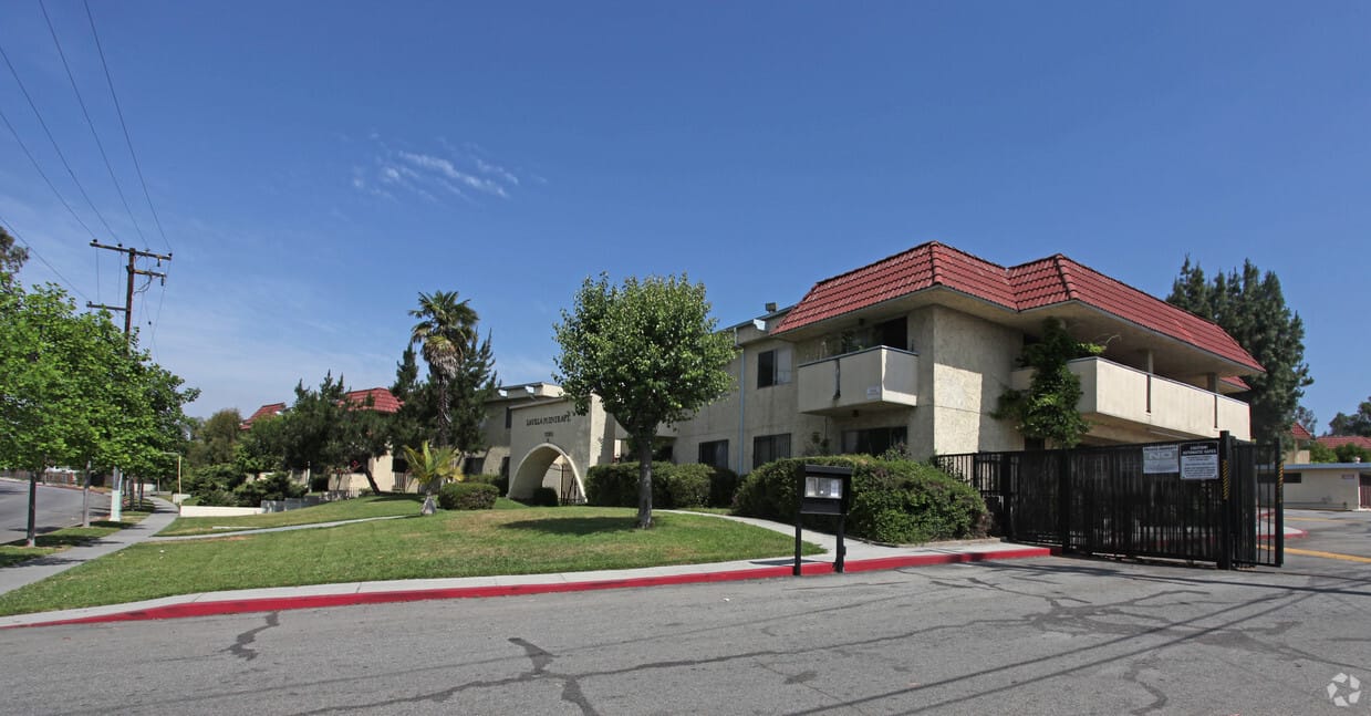 La Villa Puente Apartments