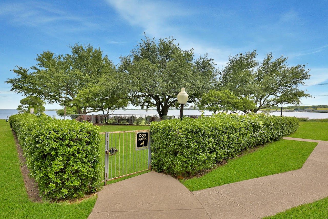 Lake Colony Apts