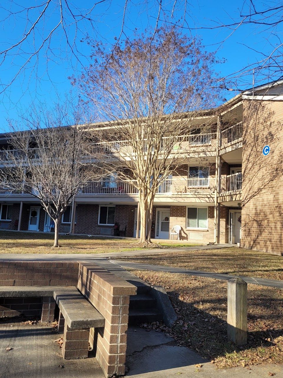 Lakeside Apts