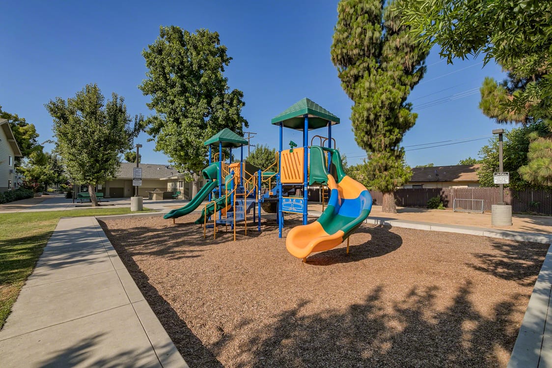 Lindsay Apts