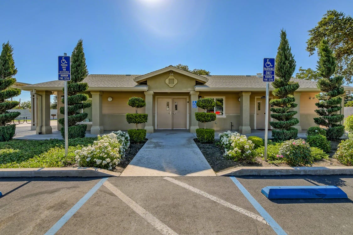 Los Banos Apts