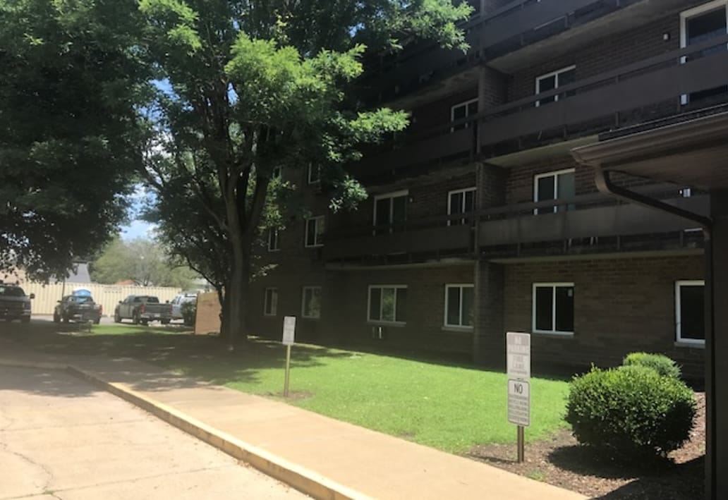 Riverside Manor Apartments