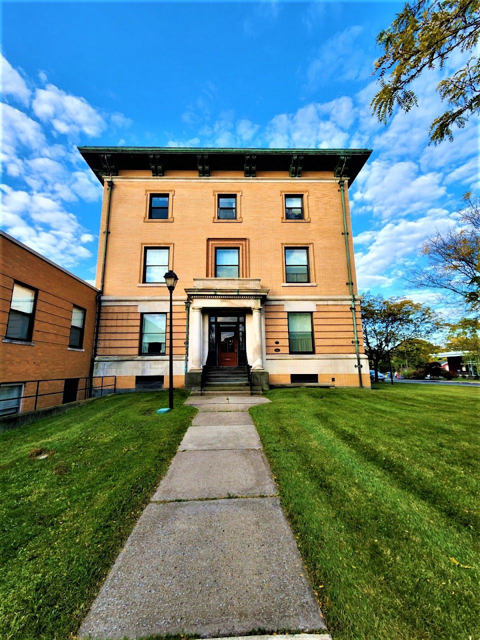 Thompson Apts