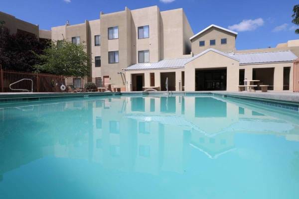 Valencia Court Apts