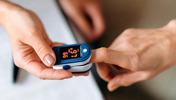 Which device is clipped to a patient’s finger to measure blood oxygen levels?
