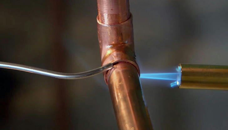 Which pipe connections must always use lead-free solder for drinking water?