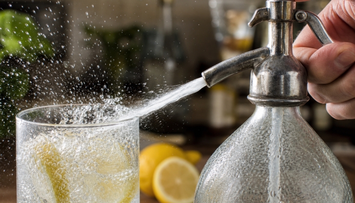 What pressurized retro glass bottle was used to dispense carbonated water for cocktails and sodas?