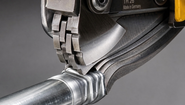 What hand tool makes wrinkly joints at the end of round metal ducts so they slide together?