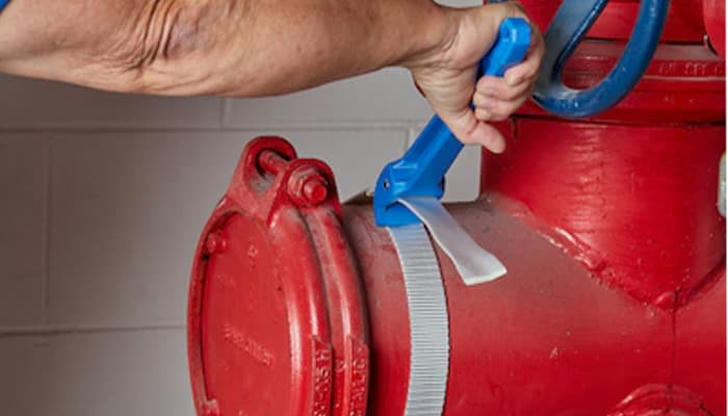 Which tool is commonly used to tighten large pipe fittings?