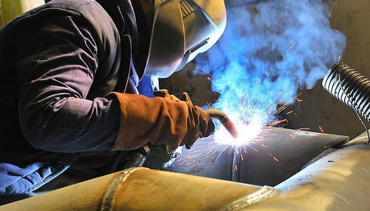 What safety gear should be worn when soldering pipes?