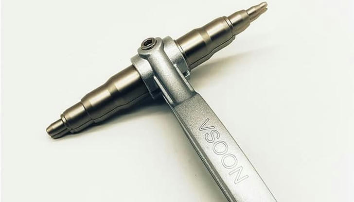 Which tool expands copper pipe ends?
