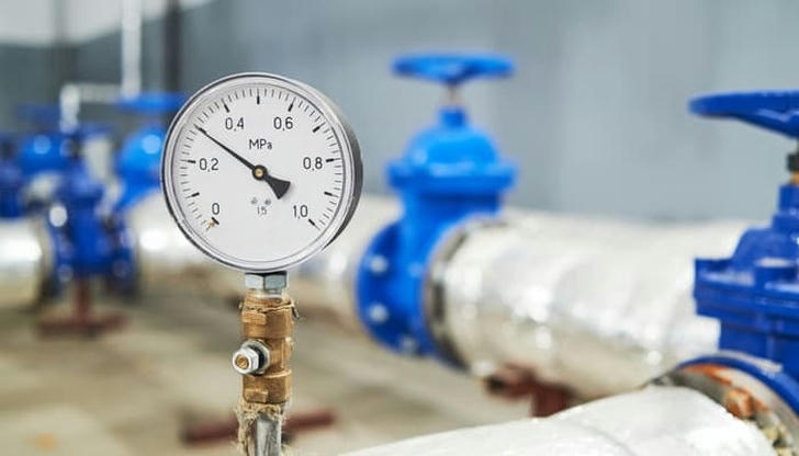Which tool measures pressure in plumbing systems?