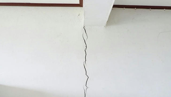 Which crack is structural?