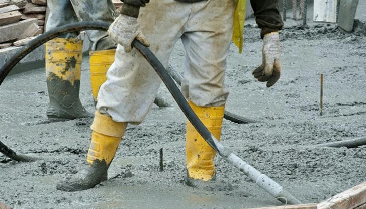 Which equipment removes air bubbles from freshly poured concrete?