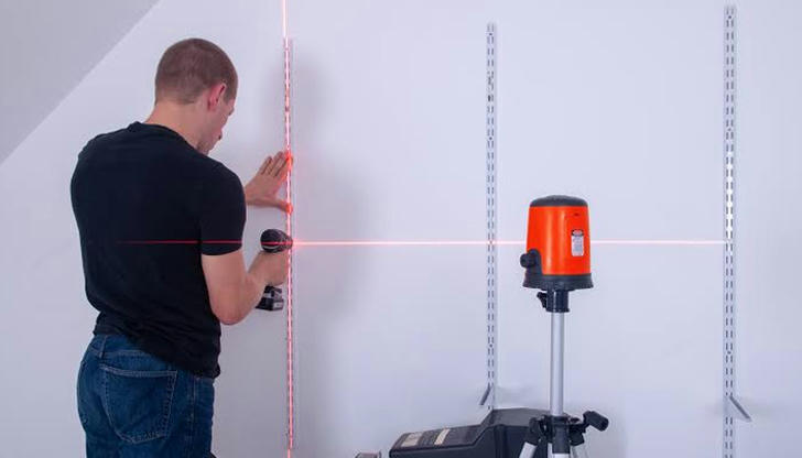 Which equipment projects straight lines to help keep work level?