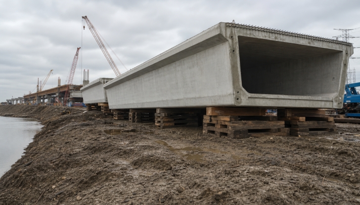 Which type of crane is mounted on an undercarriage with heavy tracks (crawlers) that allow it to travel over rough terrain and make heavy lifts without outriggers?