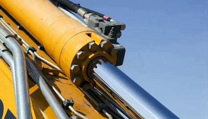 Which excavator uses hydraulics for smooth, strong digging?
