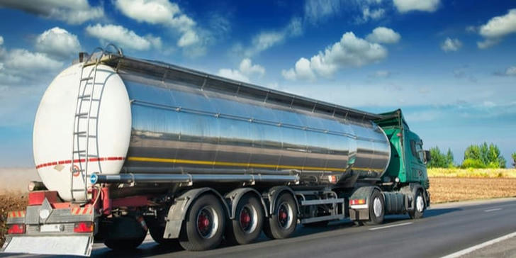 Which vehicle is designed to carry large amounts of water to fire scenes without hydrants?
