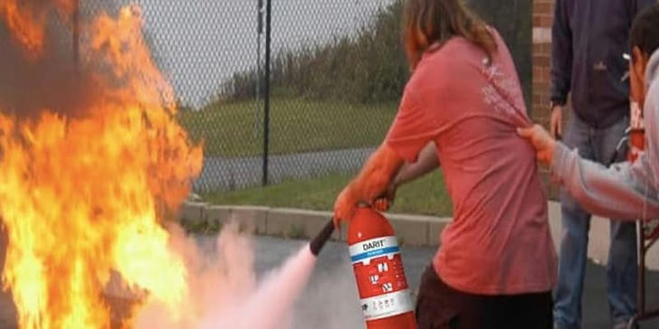 Which mistake is dangerous when using a fire extinguisher?