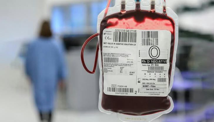 Which blood group can donate red blood cells to anyone?